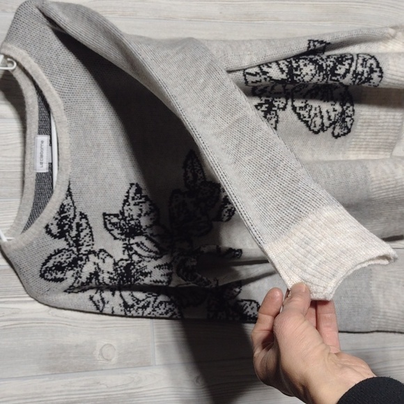 NWT Gorgeous Floral Knit Sweater - Picture 5 of 16